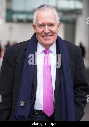 Nigel Planer und Peter Hain MP bei BBC Broadcasting House mit: Peter Hain MP wo: London, Vereinigtes Königreich bei: 25. Januar 2015 Credit: WENN.com Stockfoto