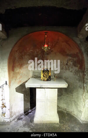 Reste eines antiken Tempels in der Krypta der Basilika di Santa Maria in Cosmedin in Rom. Stockfoto