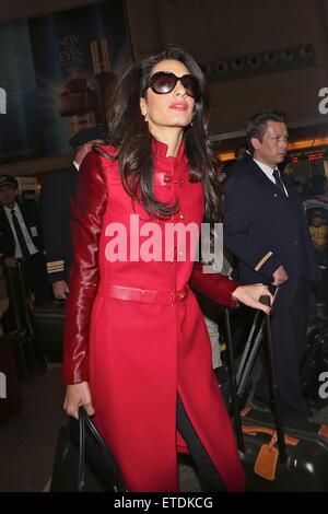 Amal Clooney, trug eine Sonnenbrille und einen leuchtend roten voller Länge Mantel, bereitet sich auf einen Flug am Los Angeles International Airport (LAX) mit an Bord: Amal Clooney wo: Los Angeles, California, Vereinigte Staaten von Amerika bei: 25. Januar 2015 Credit: WENN.com Stockfoto