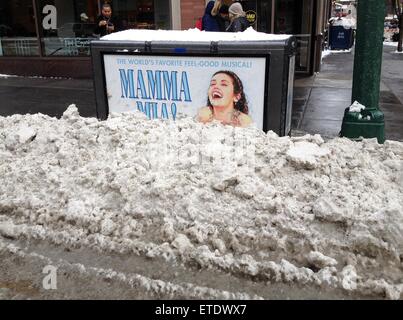 New York City Theatre District nach Schneesturm Juno Featuring: Atmosphäre, Mamma Mia! Anzeige wo: New York, New York, Vereinigte Staaten von Amerika bei: Kredit-27. Januar 2015: Joseph Marzullo/WENN.com Stockfoto