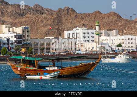Ein Touristenboot vertäut im Hafen von Muscat, Oman Stockfoto