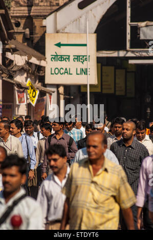 Indische pendler am Morgen in der Nähe von Victoria Terminus, Mumbai, Indien Stockfoto