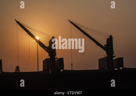 Silhouette-Krane bei Sonnenaufgang in Chennai Indien Stockfoto