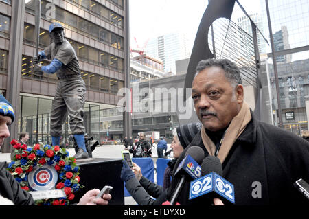 Die Chicago Cubs bronze Statue von Baseball-Legende Ernie Banks auf dem Display für 4 Tage im Daley Plaza in Chicago durch 31. Januar 2015 Featuring: Jesse Jackson Where: Chicago, Illinois, USA bei: Kredit-28. Januar 2015: C.M. Wiggins/WENN.com Stockfoto