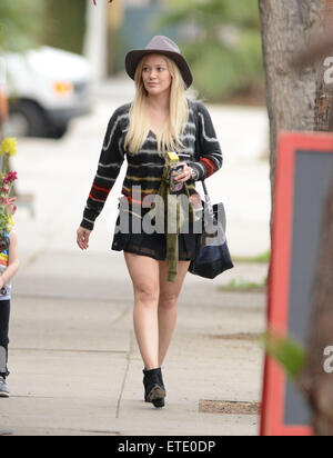 Make-up kostenlose Hilary Duff trägt einen Filzhut und einen kurzen schwarzen Rock bringt Sohn Luca Comrie zu Pint Größe Kids Featuring: Hilary Duff wo: Los Angeles, California, Vereinigte Staaten von Amerika bei: 28. Januar 2015 Credit: WENN.com Stockfoto