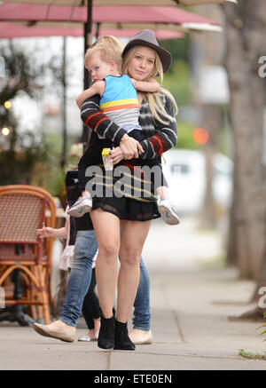 Make-up kostenlose Hilary Duff trägt einen Filzhut und einen kurzen schwarzen Rock bringt Sohn Luca Comrie zu Pint Größe Kids Featuring: Hilary Duff, Luca Comrie wo: Los Angeles, California, Vereinigte Staaten von Amerika bei: 28. Januar 2015 Credit: WENN.com Stockfoto