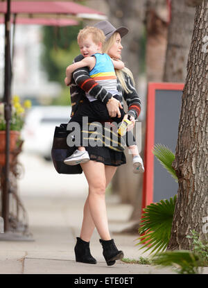 Make-up kostenlose Hilary Duff trägt einen Filzhut und einen kurzen schwarzen Rock bringt Sohn Luca Comrie zu Pint Größe Kids Featuring: Hilary Duff, Luca Comrie wo: Los Angeles, California, Vereinigte Staaten von Amerika bei: 28. Januar 2015 Credit: WENN.com Stockfoto