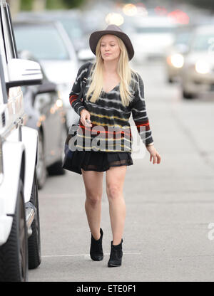 Make-up kostenlose Hilary Duff trägt einen Filzhut und einen kurzen schwarzen Rock bringt Sohn Luca Comrie zu Pint Größe Kids Featuring: Hilary Duff wo: Los Angeles, California, Vereinigte Staaten von Amerika bei: 28. Januar 2015 Credit: WENN.com Stockfoto