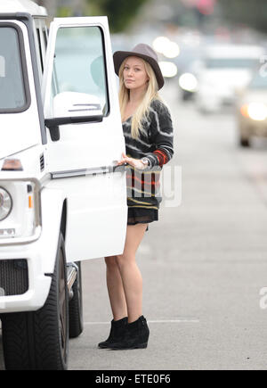 Make-up kostenlose Hilary Duff trägt einen Filzhut und einen kurzen schwarzen Rock bringt Sohn Luca Comrie zu Pint Größe Kids Featuring: Hilary Duff wo: Los Angeles, California, Vereinigte Staaten von Amerika bei: 28. Januar 2015 Credit: WENN.com Stockfoto