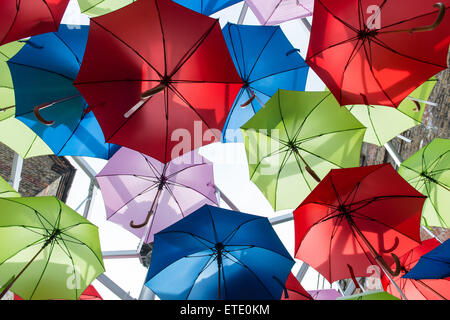 Verschiedene farbige Schirme am Himmel Stockfoto