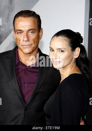 Jean-Claude Van Damme und Gladys Portugues an der Los-Angeles-premiere von "The Expendables 2". Stockfoto