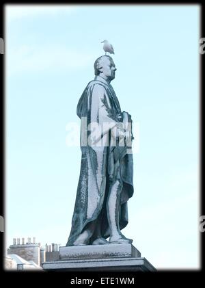 Eine Möwe stützt sich auf die Schnee bedeckten Statue von William Pitt (der jüngere) in George Street, Edinburgh Featuring: Ansicht wo: Edinburgh, Vereinigtes Königreich bei: 29. Januar 2015 Credit: WENN.com Stockfoto