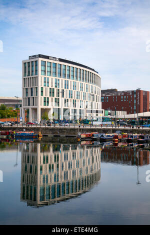 Reflexionen des Hilton Hotels in Liverpool One, in Keele Wharf, Merseyside, UK Stockfoto