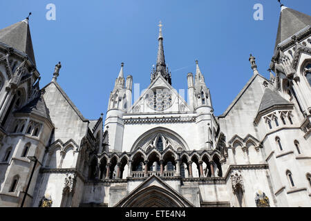 Eine Nahaufnahme von den Royal Courts of Justice im Zentrum von London Stockfoto