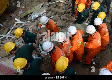 Huludao, Chinas Liaoning Provinz. 12. Juni 2015. Ein Überlebender ist an der Unfallstelle nach 12 Stunden nach der Explosion in Huludao Stadt, Nordost-China Liaoning Provinz, 12. Juni 2015 gerettet. Drei Menschen wurden getötet und man bleibt nach einer Explosion in einem Wohnhaus am Freitagmorgen im Nordosten Chinas Liaoning Provinz in den Trümmern gefangen. © Pan Yulong/Xinhua/Alamy Live-Nachrichten Stockfoto