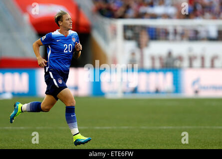 Winnipeg, Kanada. 12. Juni 2015. Abby Wambach der Vereinigten Staaten läuft in der Tonhöhe während eines Spiels der Gruppe D zwischen den USA und Schweden in Winnipeg Stadion in Winnipeg, Kanada am 12. Juni 2015. Das Spiel endete 0: 0. ) Bildnachweis: Live-Nachrichten Xinhua/Alamy Stockfoto