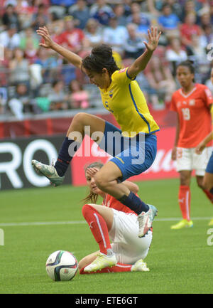 Vancouver, Kanada. 12. Juni 2015. Ramona Bachmann (unten) der Schweiz wetteifert mit Mayra Olvera Ecuador während ihres Spiels Gruppe C bei der 2015 FIFA Frauen WM in Vancouver, Kanada, am 12. Juni 2015. Schweiz 10: 1 gewonnen. Bildnachweis: Sergei Bachlakov/Xinhua/Alamy Live-Nachrichten Stockfoto