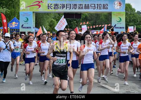 Changchun, China Jilin Provinz. 13. Juni 2015. Athleten kämpfen während der Changchun Jingyuetan Wald Marathon in Changchun, Jilin Provinz Nordost-China, am 13. Juni 2015. © Wang Haofei/Xinhua/Alamy Live-Nachrichten Stockfoto