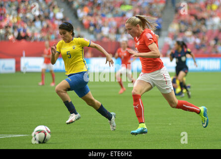 Vancouver, Kanada. 12. Juni 2015. Ana Maria Crnogorcevic (R) der Schweiz wetteifert mit Mayra Olvera Ecuador während ihres Spiels Gruppe C bei der 2015 FIFA Frauen WM in Vancouver, Kanada, am 12. Juni 2015. Die Schweiz gewonnen 10-1 Credit: Sergei Bachlakov/Xinhua/Alamy Live News Stockfoto