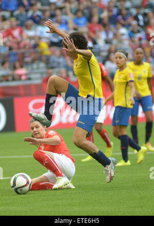 Vancouver, Kanada. 12. Juni 2015. Ramona Bachmann (unten) der Schweiz wetteifert mit Mayra Olvera Ecuador während ihres Spiels Gruppe C bei der 2015 FIFA Frauen WM in Vancouver, Kanada, am 12. Juni 2015. Schweiz 10: 1 gewonnen. Bildnachweis: Sergei Bachlakov/Xinhua/Alamy Live-Nachrichten Stockfoto