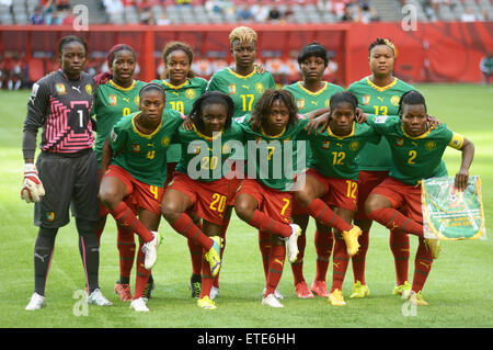 Vancouver, Kanada. 12. Juni 2015. Spieler von Kamerun stellen vor ihrem Spiel der Gruppe C gegen Japan bei der 2015 FIFA Frauen WM in Vancouver, Kanada, am 12. Juni 2015. Japan gewann 2: 1. Bildnachweis: Sergei Bachlakov/Xinhua/Alamy Live-Nachrichten Stockfoto