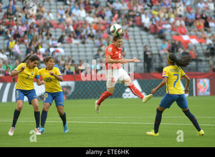 Vancouver, Kanada. 12. Juni 2015. Ramona Bachmann (C) der Schweiz wetteifert mit Spielern von Ecuador während ihres Spiels Gruppe C bei der 2015 FIFA Frauen WM in Vancouver, Kanada, am 12. Juni 2015. Die Schweiz gewonnen 10-1 Credit: Sergei Bachlakov/Xinhua/Alamy Live News Stockfoto