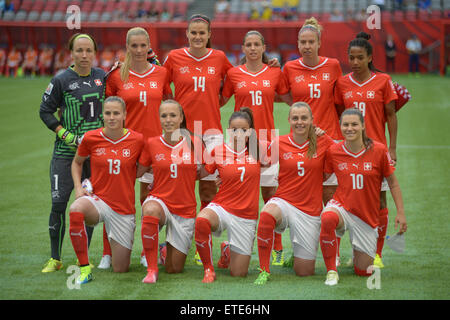 Vancouver, Kanada. 12. Juni 2015. Spieler der Schweiz stellen sich vor dem Spiel der Gruppe C zwischen der Schweiz und bei der 2015 FIFA Frauen WM in Vancouver, Kanada, Ecuador am 12. Juni 2015. Schweiz 10: 1 gewonnen. Bildnachweis: Sergei Bachlakov/Xinhua/Alamy Live-Nachrichten Stockfoto