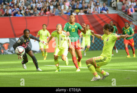 Vancouver, Kanada. 12. Juni 2015. Spieler aus Japan und Kamerun konkurrieren während ihres Spiels Gruppe C bei der 2015 FIFA Frauen WM in Vancouver, Kanada, 12. Juni 2015. Japan gewann 2: 1. Bildnachweis: Sergei Bachlakov/Xinhua/Alamy Live-Nachrichten Stockfoto