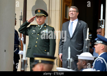 Washington, USA. 11. Juni 2015. U.S. Defense Secretary Ashton Carter (R) hält eine Willkommenszeremonie für Vice Chairman von Chinas zentrale militärische Kommission Fan Changlong (L) in Washington, USA, am 11. Juni 2015 besuchen. © Wang Lei/Xinhua/Alamy Live-Nachrichten Stockfoto