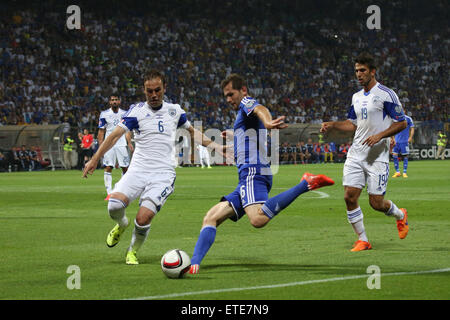 Zenica, Bosnien und Herzegowina. 12. Juni 2015. Senad Lulic (C) Bosnien und Herzegowina (BiH) wetteifert um den Ball während der UEFA EURO 2016 Qualifikationsspiel gegen Israel in Zenica, Bosnien und Herzegowina, am 12. Juni 2015. Bosnien und Herzegowina gewann 3: 1. Bildnachweis: Haris Memija/Xinhua/Alamy Live-Nachrichten Stockfoto