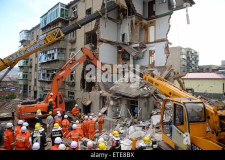 Huludao, Chinas Liaoning Provinz. 12. Juni 2015. Retter arbeiten an der Unfallstelle, wo in Huludao Stadt, Nordost-China Liaoning Provinz, 12. Juni 2015 eine Explosion stattfand. Drei Menschen wurden getötet und man bleibt nach einer Explosion in einem Wohnhaus am Freitagmorgen im Nordosten Chinas Liaoning Provinz in den Trümmern gefangen. © Pan Yulong/Xinhua/Alamy Live-Nachrichten Stockfoto