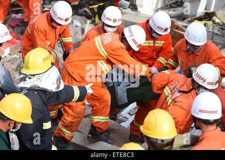 Huludao, Chinas Liaoning Provinz. 12. Juni 2015. Ein Überlebender ist an der Unfallstelle nach 12 Stunden nach der Explosion in Huludao Stadt, Nordost-China Liaoning Provinz, 12. Juni 2015 gerettet. Drei Menschen wurden getötet und man bleibt nach einer Explosion in einem Wohnhaus am Freitagmorgen im Nordosten Chinas Liaoning Provinz in den Trümmern gefangen. © Pan Yulong/Xinhua/Alamy Live-Nachrichten Stockfoto