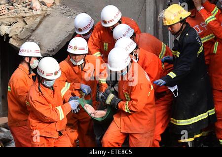 Huludao, Chinas Liaoning Provinz. 12. Juni 2015. Ein Überlebender ist an der Unfallstelle nach 12 Stunden nach der Explosion in Huludao Stadt, Nordost-China Liaoning Provinz, 12. Juni 2015 gerettet. Drei Menschen wurden getötet und man bleibt nach einer Explosion in einem Wohnhaus am Freitagmorgen im Nordosten Chinas Liaoning Provinz in den Trümmern gefangen. © Pan Yulong/Xinhua/Alamy Live-Nachrichten Stockfoto