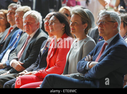 Mailand, Italien. 12. Juni 2015. Königin Mathilde von Belgien (Platz 2, R) nimmt an der Eröffnungsfeier des Nationalfeiertags auf der Expo Milano 2015 in Mailand, Italien, Belgien am 12. Juni 2015. Freitag war der Nationalfeiertag Belgien auf der Expo Milano 2015. © Zhou Lei/Xinhua/Alamy Live-Nachrichten Stockfoto