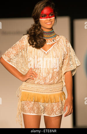 Tahiti. 12. Juni 2015. Ein Model auf dem Laufsteg auf Tahiti Fashion Week in Papeete, Tahiti auf Freitag, 12. Juni 2015. Bildnachweis: KELLY FAJACK/Alamy Live-Nachrichten Stockfoto