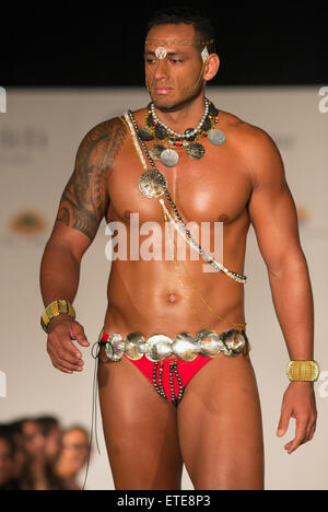 Tahiti. 12. Juni 2015. Ein Model auf dem Laufsteg auf Tahiti Fashion Week in Papeete, Tahiti auf Freitag, 12. Juni 2015. Bildnachweis: KELLY FAJACK/Alamy Live-Nachrichten Stockfoto