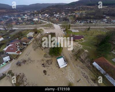 Starkregen überflutet die Straßen von Doliste Schäden an Häusern und Autos, wodurch auch Kommunikationsprobleme im Land wo: Doliste, Bulgarien als: 1. Februar 2015 Credit: Auswirkungen Presse Group/WENN.com Stockfoto