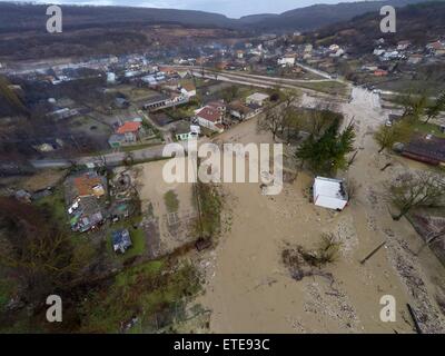 Starkregen überflutet die Straßen von Doliste Schäden an Häusern und Autos, wodurch auch Kommunikationsprobleme im Land wo: Doliste, Bulgarien als: 1. Februar 2015 Credit: Auswirkungen Presse Group/WENN.com Stockfoto