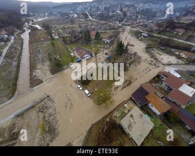 Starkregen überflutet die Straßen von Doliste Schäden an Häusern und Autos, wodurch auch Kommunikationsprobleme im Land wo: Doliste, Bulgarien als: 1. Februar 2015 Credit: Auswirkungen Presse Group/WENN.com Stockfoto