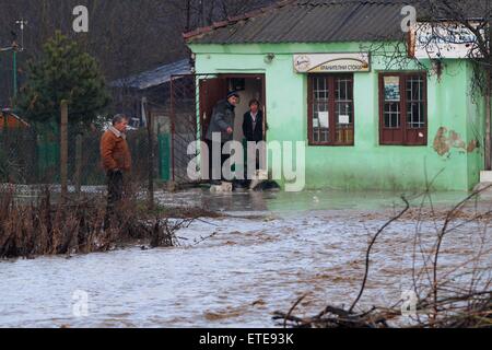 Starkregen überflutet die Straßen von Doliste Schäden an Häusern und Autos, wodurch auch Kommunikationsprobleme im Land wo: Doliste, Bulgarien als: 1. Februar 2015 Credit: Auswirkungen Presse Group/WENN.com Stockfoto