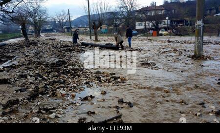 Starkregen überflutet die Straßen von Doliste Schäden an Häusern und Autos, wodurch auch Kommunikationsprobleme im Land wo: Doliste, Bulgarien als: 1. Februar 2015 Credit: Auswirkungen Presse Group/WENN.com Stockfoto