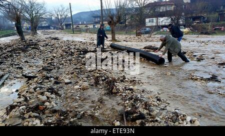 Starkregen überflutet die Straßen von Doliste Schäden an Häusern und Autos, wodurch auch Kommunikationsprobleme im Land wo: Doliste, Bulgarien als: 1. Februar 2015 Credit: Auswirkungen Presse Group/WENN.com Stockfoto