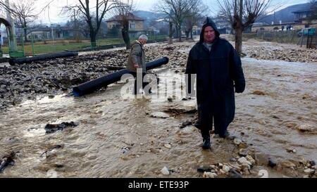 Starkregen überflutet die Straßen von Doliste Schäden an Häusern und Autos, wodurch auch Kommunikationsprobleme im Land wo: Doliste, Bulgarien als: 1. Februar 2015 Credit: Auswirkungen Presse Group/WENN.com Stockfoto