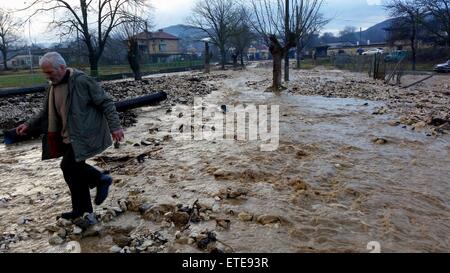 Starkregen überflutet die Straßen von Doliste Schäden an Häusern und Autos, wodurch auch Kommunikationsprobleme im Land wo: Doliste, Bulgarien als: 1. Februar 2015 Credit: Auswirkungen Presse Group/WENN.com Stockfoto