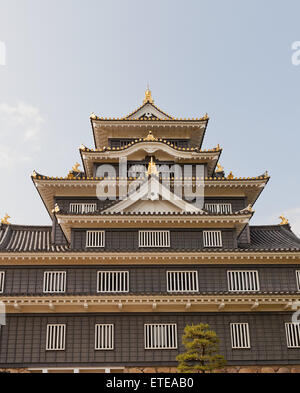 Fragment des wichtigsten Bergfried (Donjon) von Okayama Castle (errichtet im Jahre 1597, rekonstruiert im Jahr 1966) in Okayama, Japan Stockfoto