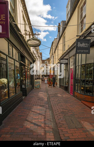 Die Gassen, eine Sammlung von engen Gassen und berühmt für ihre kleinen Geschäfte in der Stadt Brighton, East Sussex, England, UK. Stockfoto