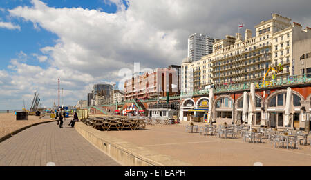 Brightons direkt am Meer und Blick auf das Grand Hotel auf der rechten Seite, East Sussex, England, im Vereinigten Königreich. Stockfoto