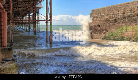 Sehen Sie unter Brighton Marine Palace und Pier oder o.k.a. Palace Pier, ein Vergnügen Pier in Brighton, East Sussex, England, UK. Stockfoto