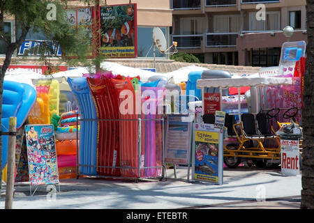 Kunststoff-Spielzeug für Wasser, Ausflug-Informationen und Souvenirs im Shop am 24. Juli 2013 in Can Pastilla, Mallorca, Spanien. Stockfoto