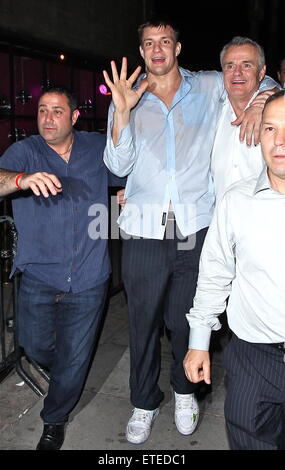 American Footballspieler Rob Gronkowski weiterhin die New England Patriots NFL Super Bowl XLIX feiern gewinnen in den frühen uns am Morgen mit seinem Entouratge Madeo Restaurant in West Hollywood. Rob verließen das Restaurant mit einer triefend nassen Hemd und Hose gerissen. Er posierte für Fotos mit einem Trio von jungen Frauen vor dem Werfen einer Reihe von roten und weißen Rosen mit einem Touchdown-Stil-Action in den Boden.  Mitwirkende: Rob Gronkowski Where: Los Angeles, California, Vereinigte Staaten von Amerika bei: Kredit-2. Februar 2015: 3. Eye/WENN.COM Stockfoto